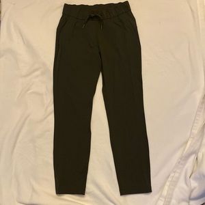 Lululemon on the fly pants women’s size 4 olive green